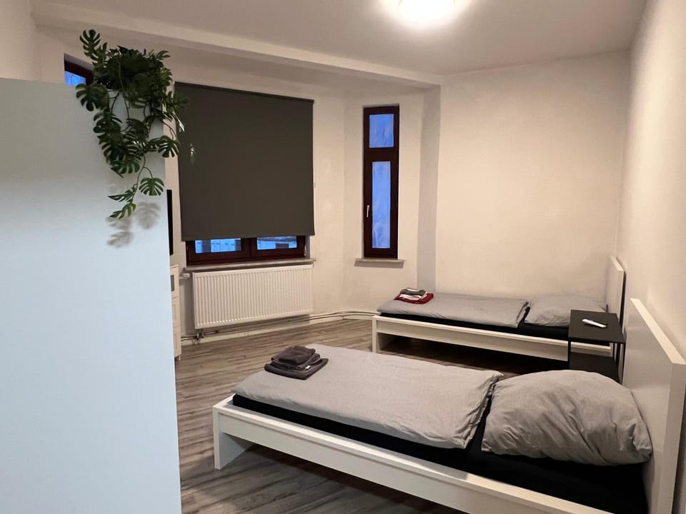 Bed, TV and multimedia, Living room, Photo of the whole room, Bedroom, wardrobe