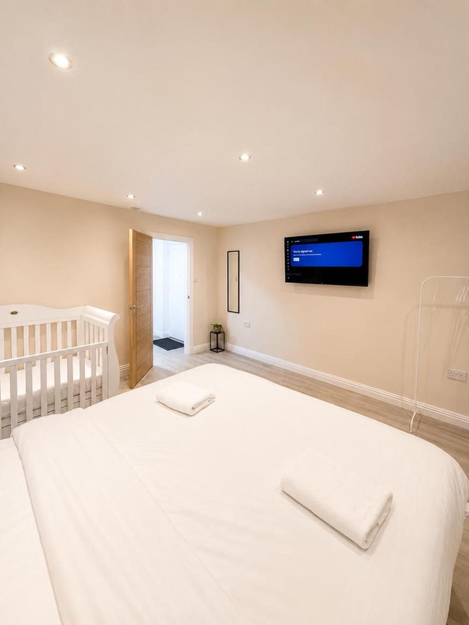 Bed, TV and multimedia, Bedroom, cot
