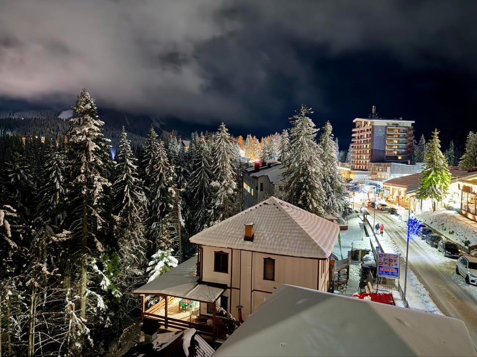 Balcony/Terrace, City view, Landmark view, Mountain view, Street view