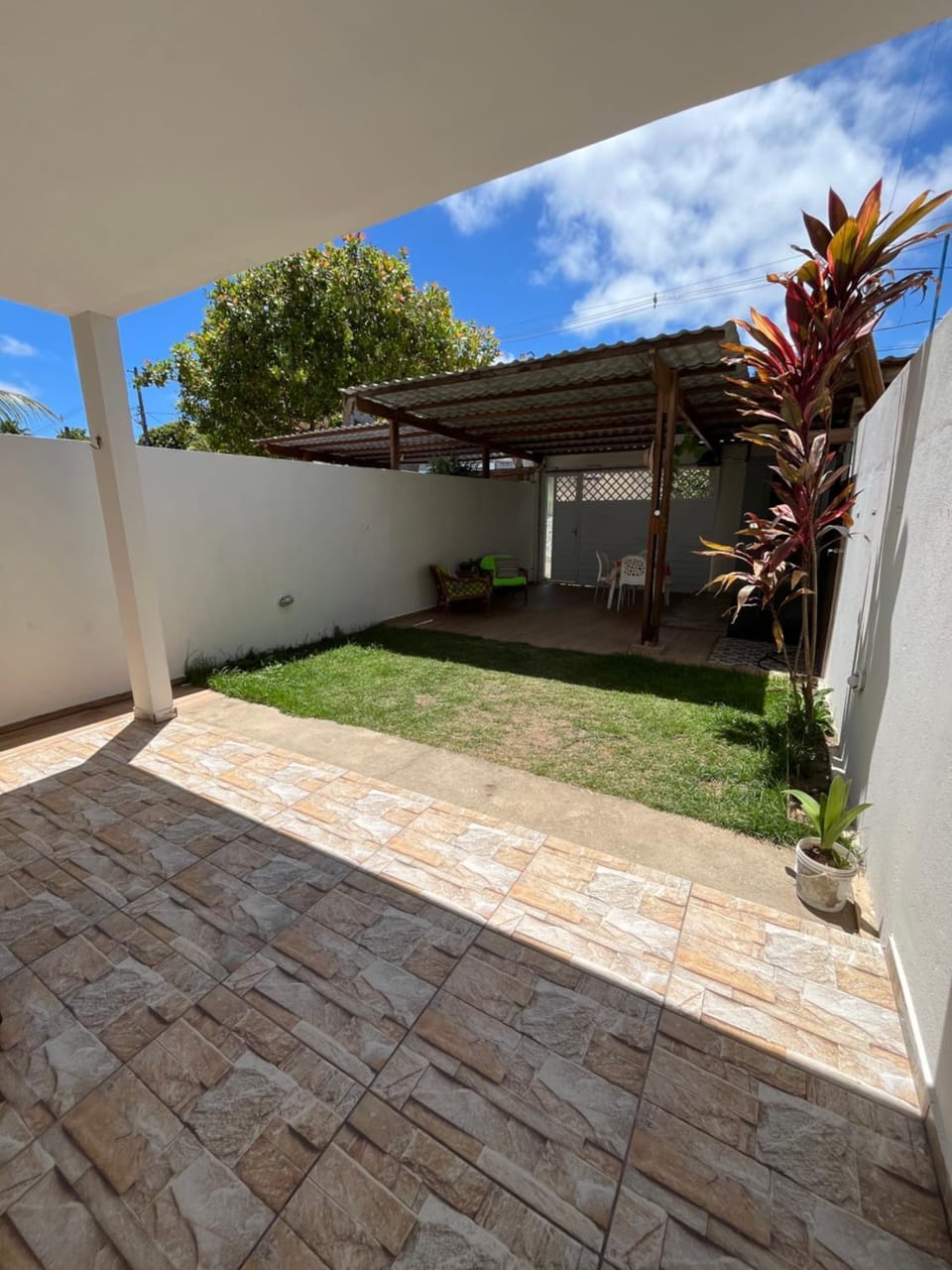 Property building, Patio, Day, Garden, Garden view