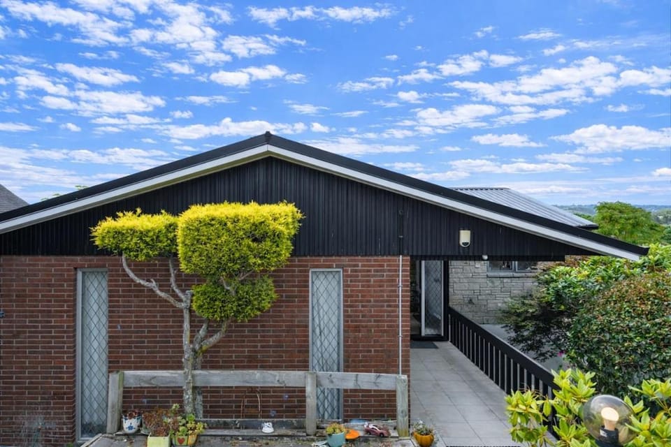 Classic Seaview Holiday Home in Shelly Park House in Auckland