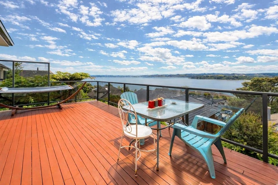 Classic Seaview Holiday Home in Shelly Park House in Auckland