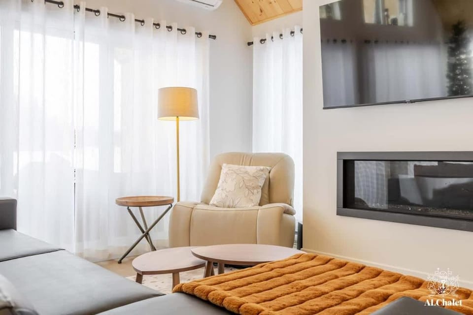 Freya - Modern and Family-Friendly with Spa - Portneuf Chalet in Quebec