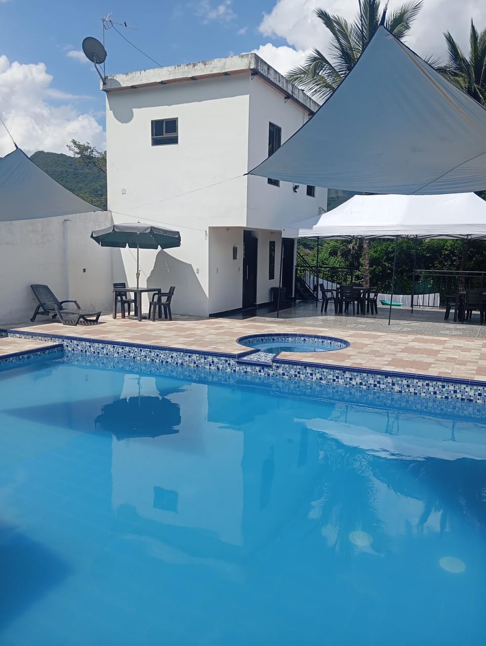 Day, Pool view