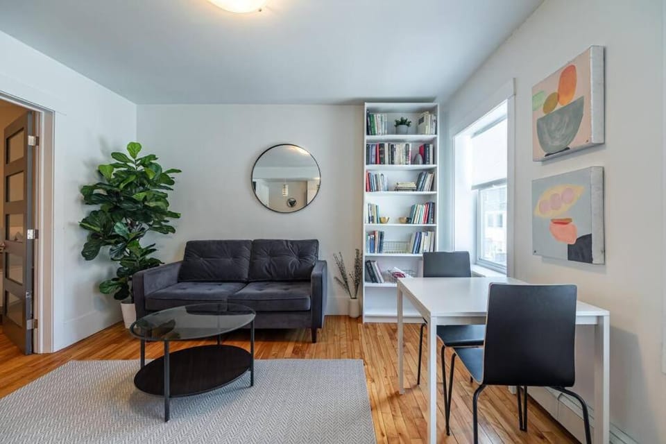 Gorgeous & Sunny Executive Suite AC, Unit #2 Apartment in Halifax