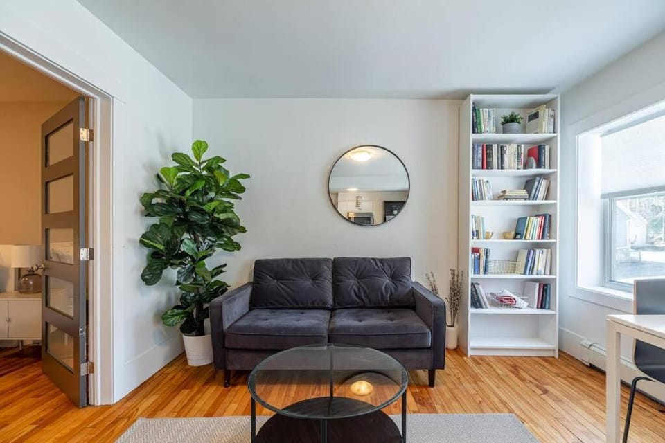 Gorgeous & Sunny Executive Suite AC, Unit #2 Apartment in Halifax