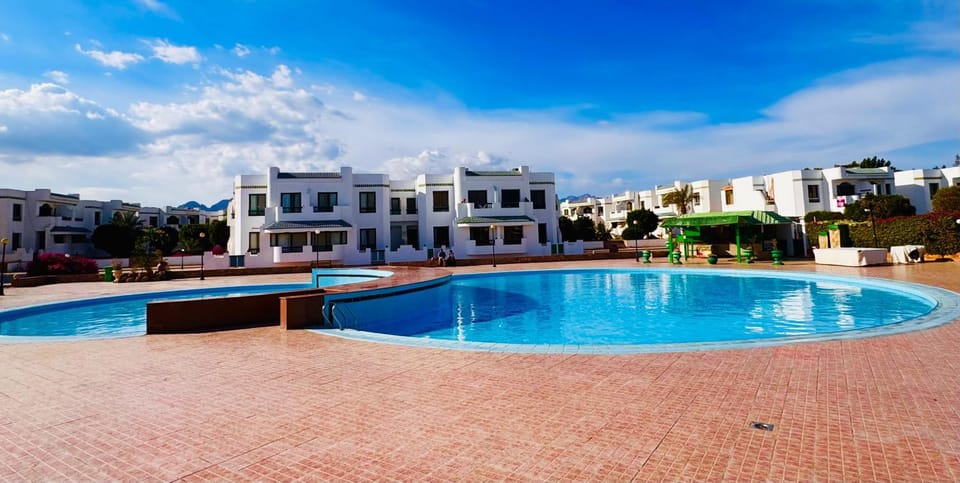 Swimming pool, sunbed