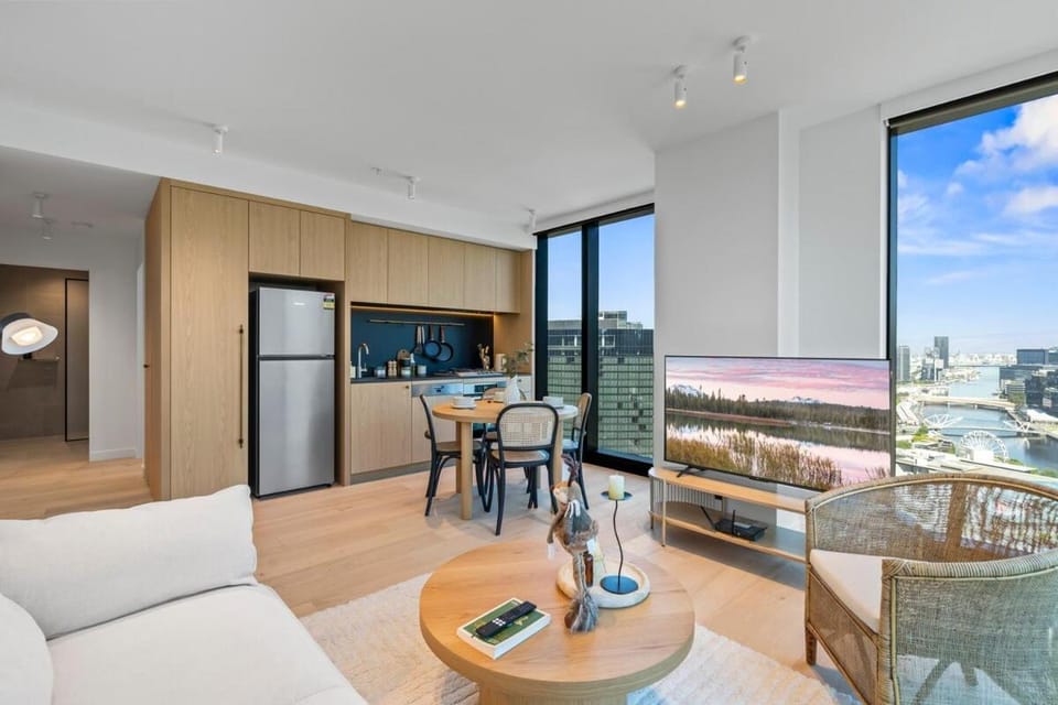Day, TV and multimedia, View (from property/room), Kitchen or kitchenette, Living room, Seating area, Dining area, City view