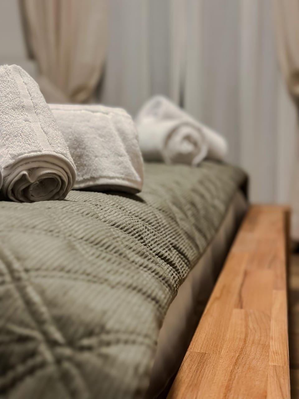 Bed, Bedroom, towels