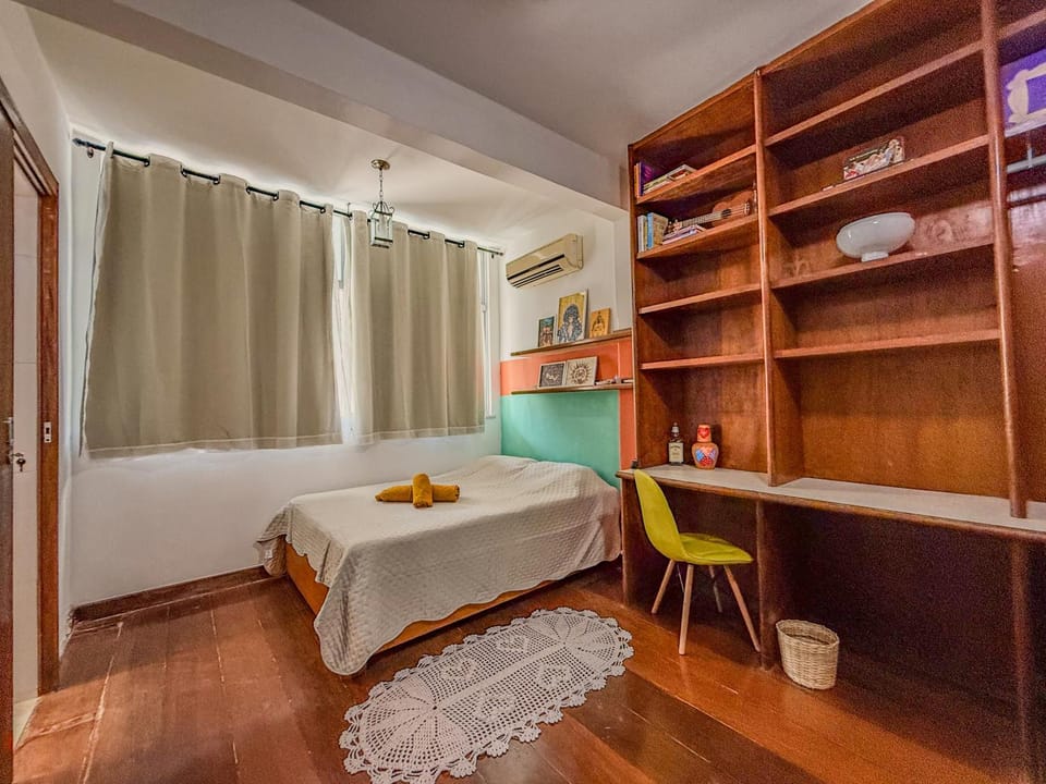 Bed, Decorative detail, towels