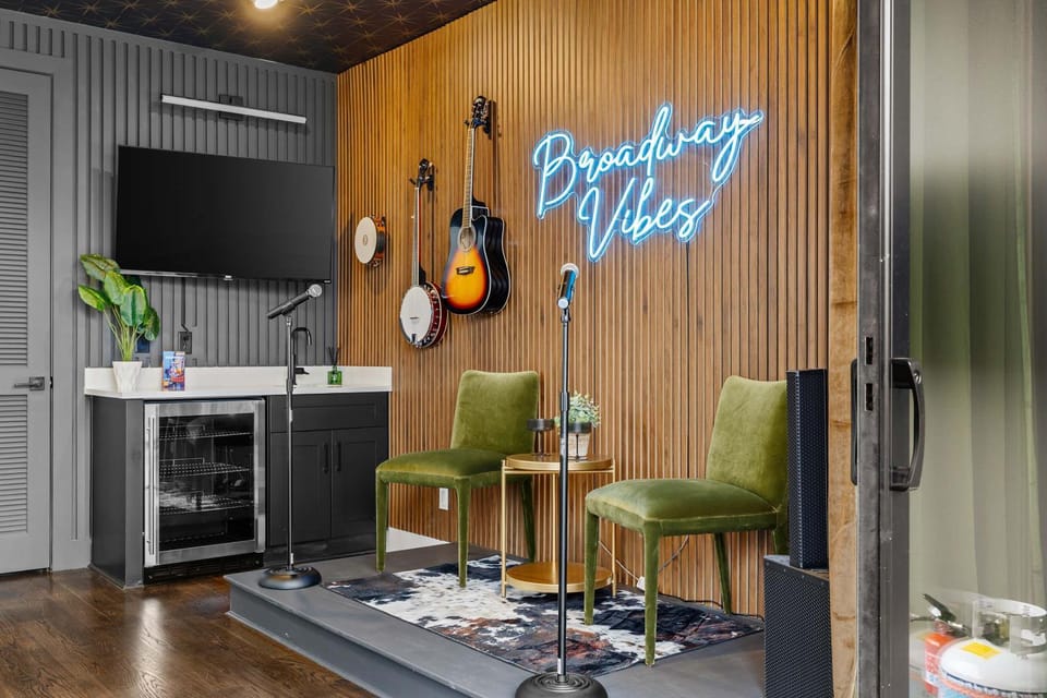 Broadway Honky Tonk Haven with Karaoke Stage! House in Nashville