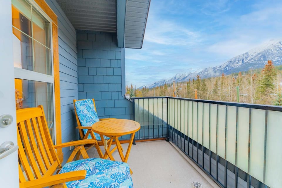 Corner Mountain View Retreat 2 Kings w Patio Apartment in Canmore