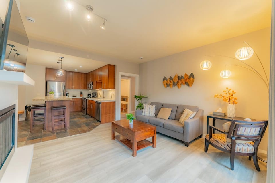 Corner Mountain View Retreat 2 Kings w Patio Apartment in Canmore