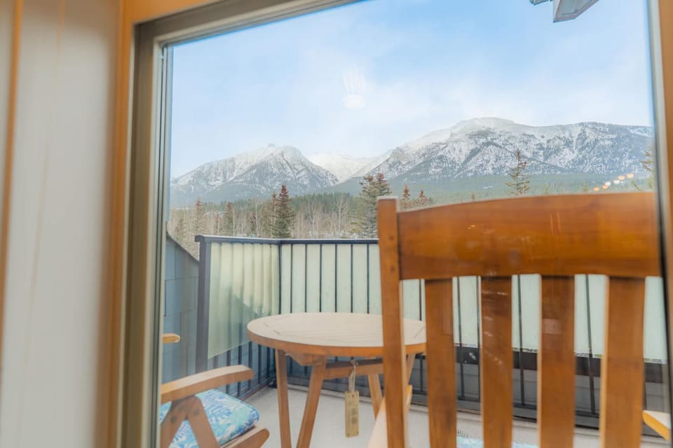 Corner Mountain View Retreat 2 Kings w Patio Apartment in Canmore