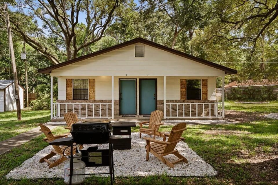 Cozy Hideaway fire pit bbq kid & dog friendly House in Bellview