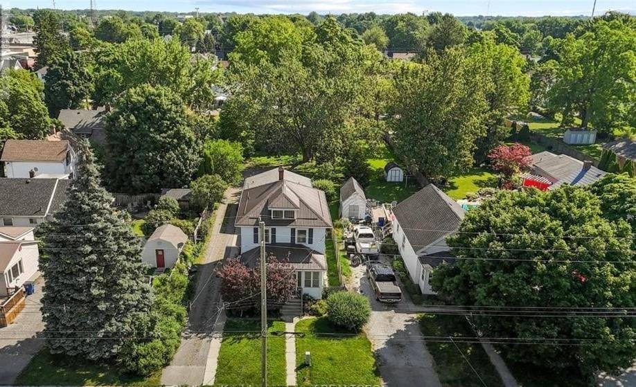 4 Bed Traditional Style home in downtown Chatham Apartment in Chatham-Kent