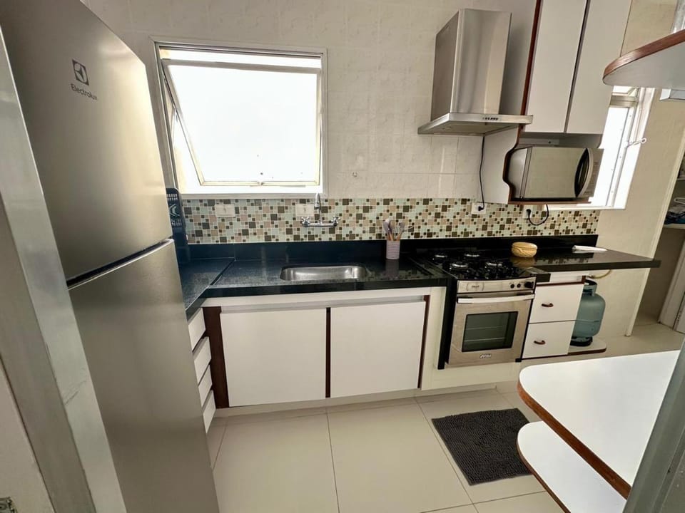 Apê no Guarujá, ar, wi-fi, garagem e praia a pé! Apartment in State of São Paulo