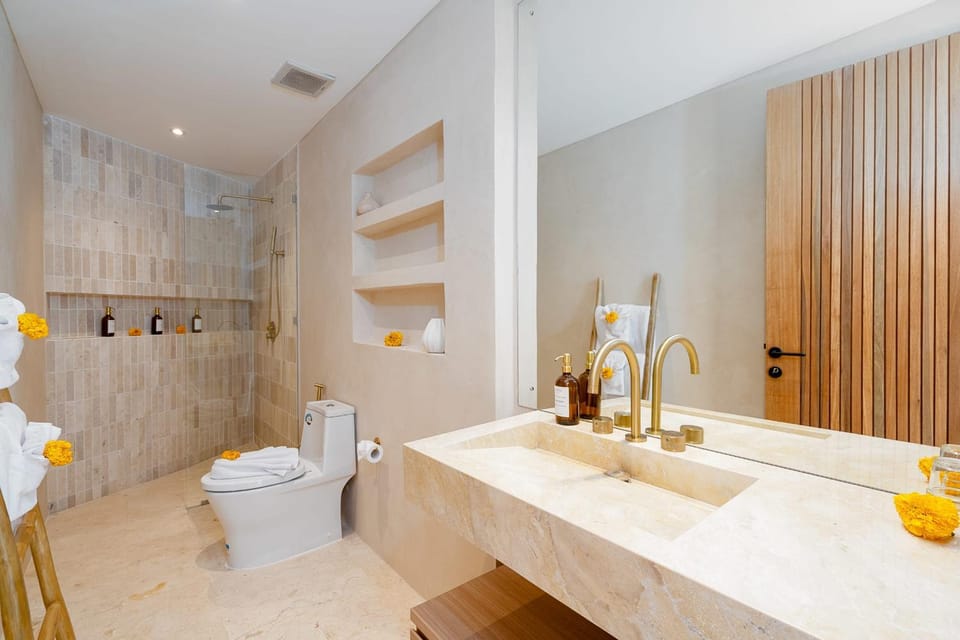 Shower, Toilet, Bathroom, bidet, towels
