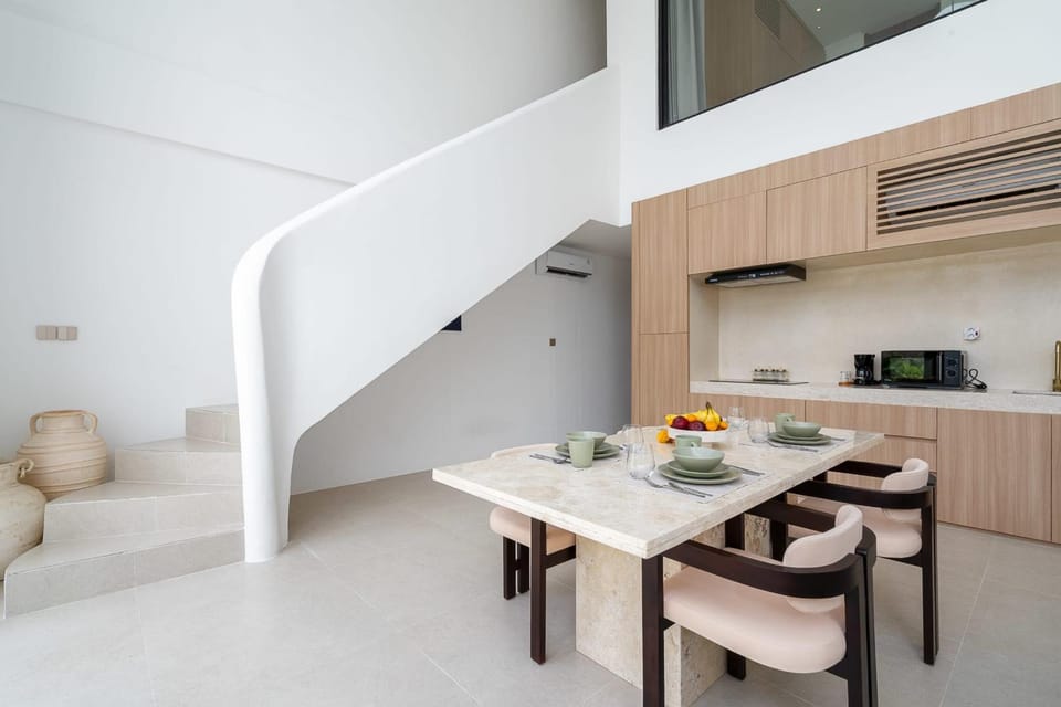 Coffee/tea facilities, Kitchen or kitchenette, Living room, Food and drinks, Seating area, Dining area, Food, air conditioner