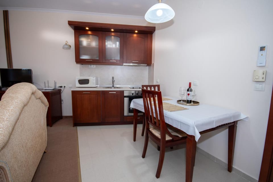 Kitchen or kitchenette, Living room, Seating area, Dining area, oven, stove