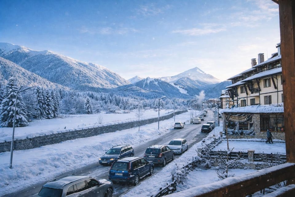 Property building, Nearby landmark, Day, Neighbourhood, Natural landscape, Winter, Mountain view, Parking