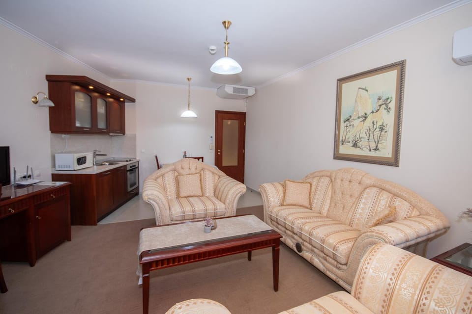TV and multimedia, Kitchen or kitchenette, Living room, Seating area, Dining area