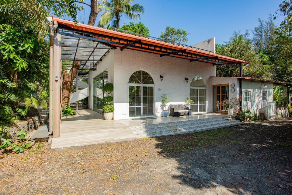 Property building, Patio, Spring, Day, Garden, Garden view