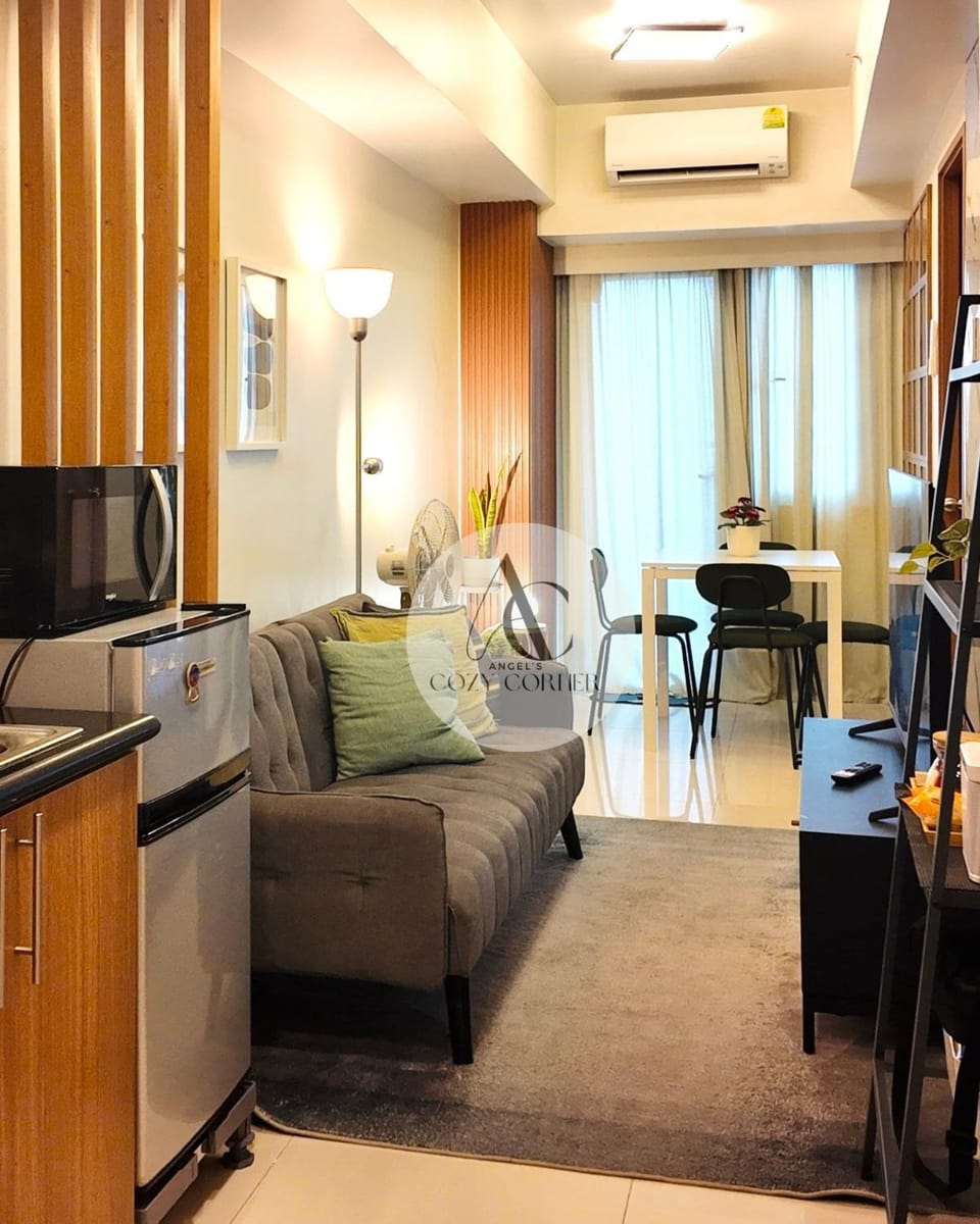Living room, Seating area, Evening entertainment, air conditioner
