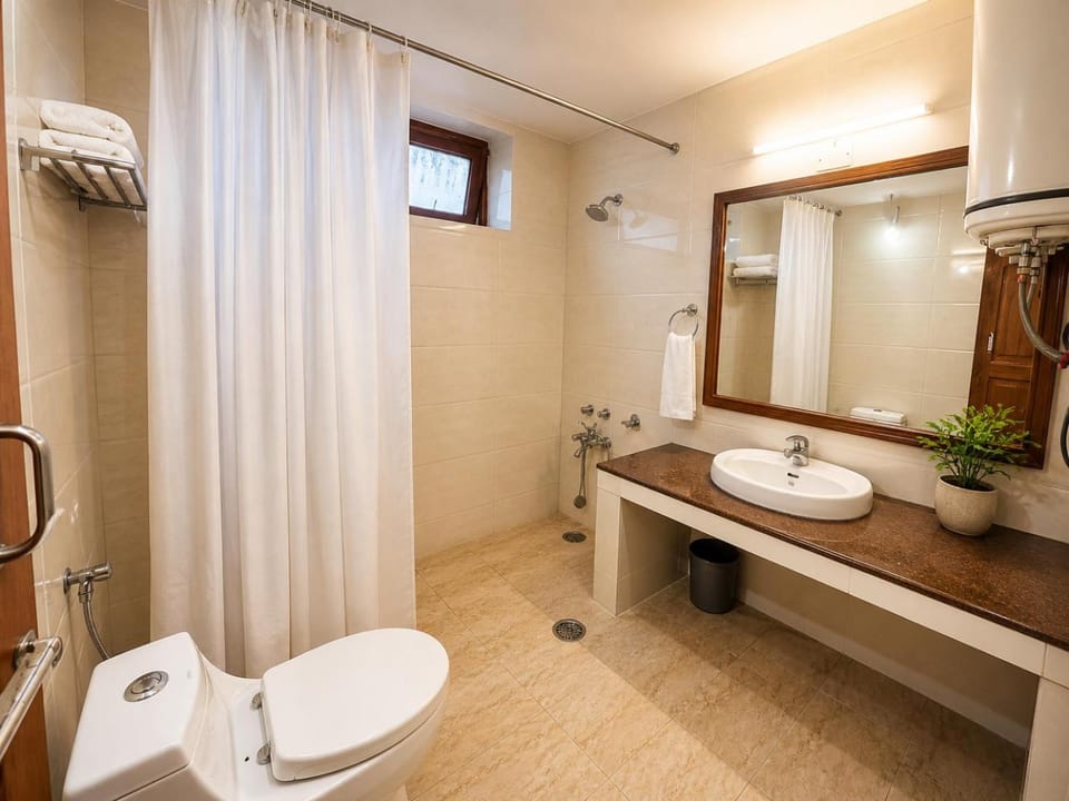 Manali 3 Bedroom Independent Heritage villas near private Volvo Bus Stand, Manali Hotel in Manali