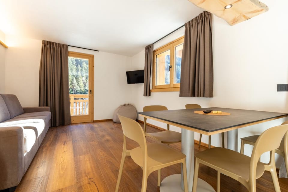 TV and multimedia, Living room, Seating area, Dining area, Evening entertainment