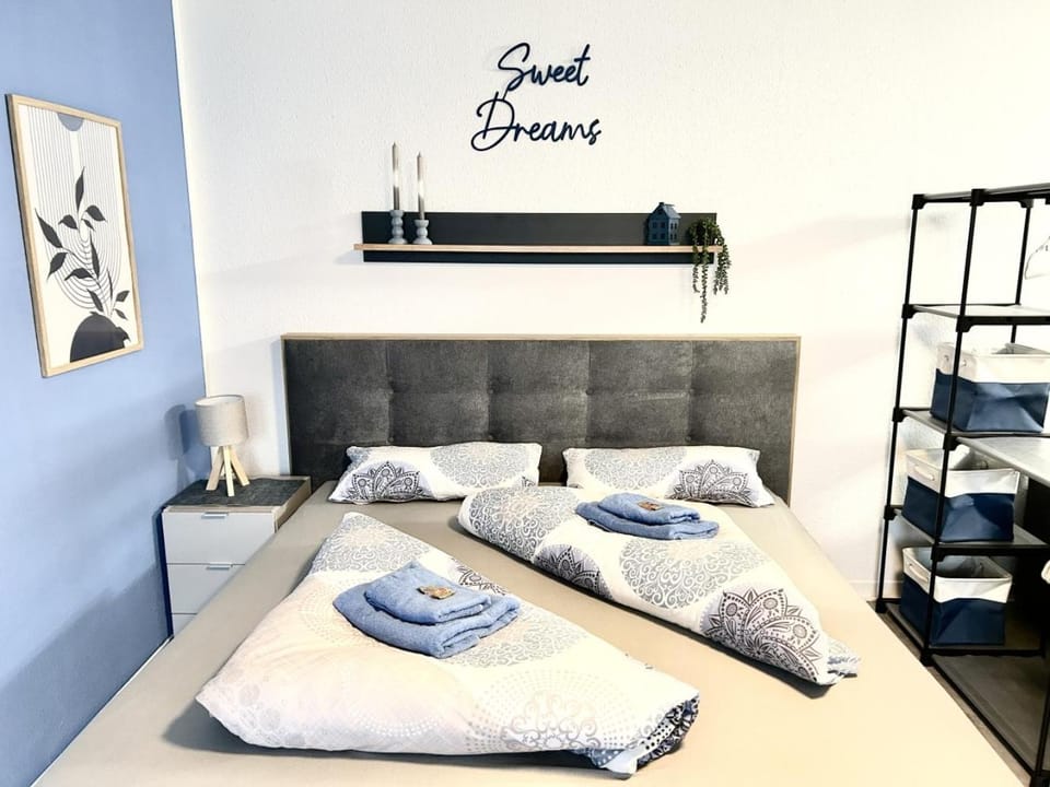 Bed, Photo of the whole room, Bedroom, towels