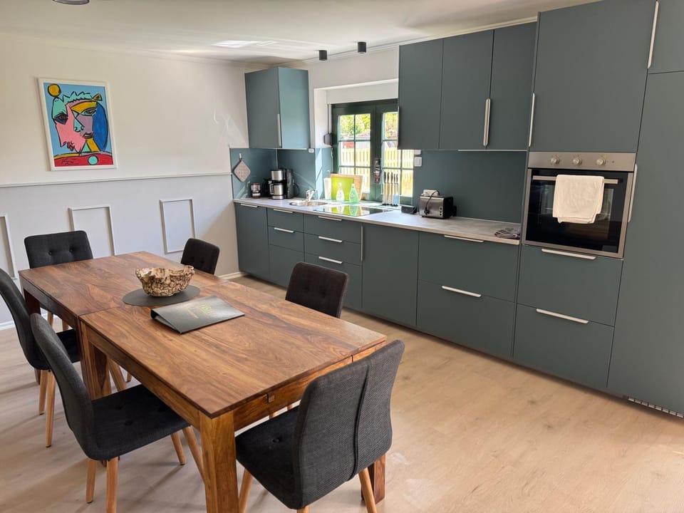 Coffee/tea facilities, Kitchen or kitchenette, Dining area, dishwasher, oven, pet friendly, stove, toaster