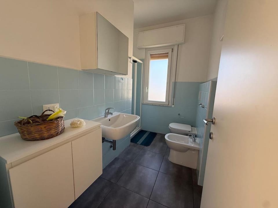 Toilet, Bathroom, bidet, towels