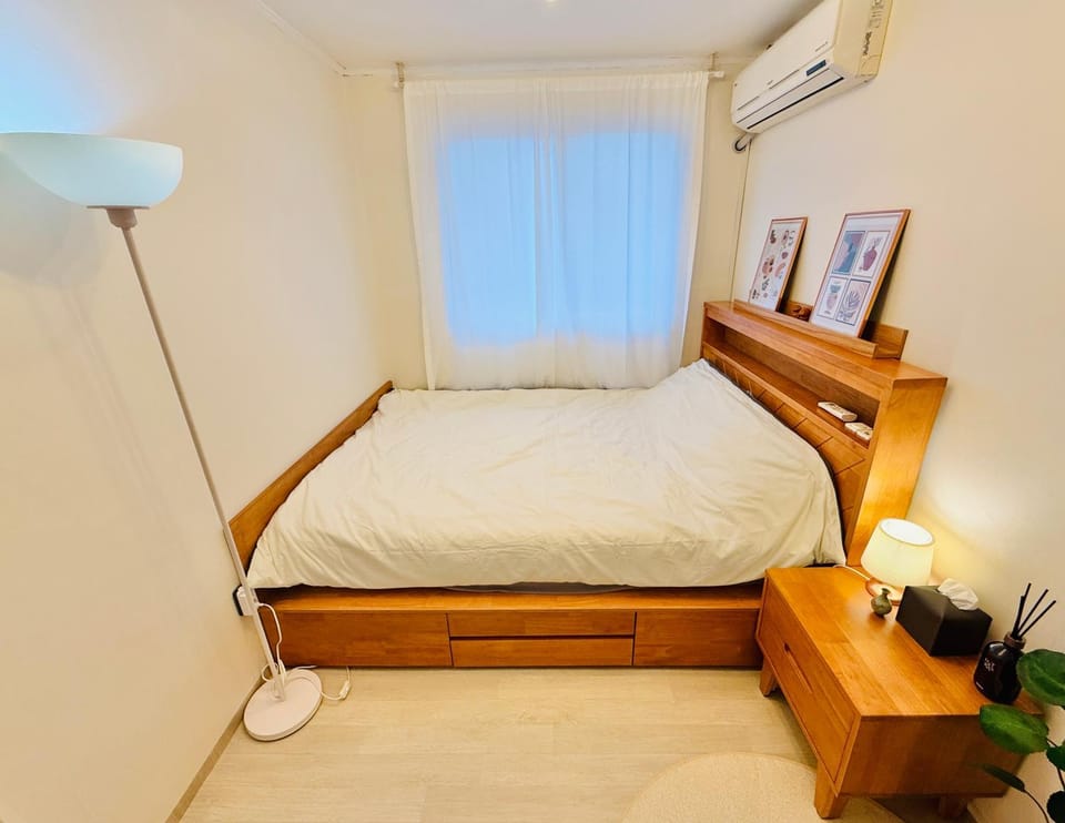 Bed, Photo of the whole room, Bedroom, air conditioner
