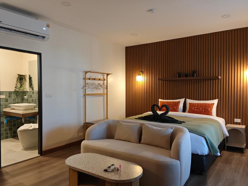 Bed, Photo of the whole room, Seating area, Bedroom, air conditioner