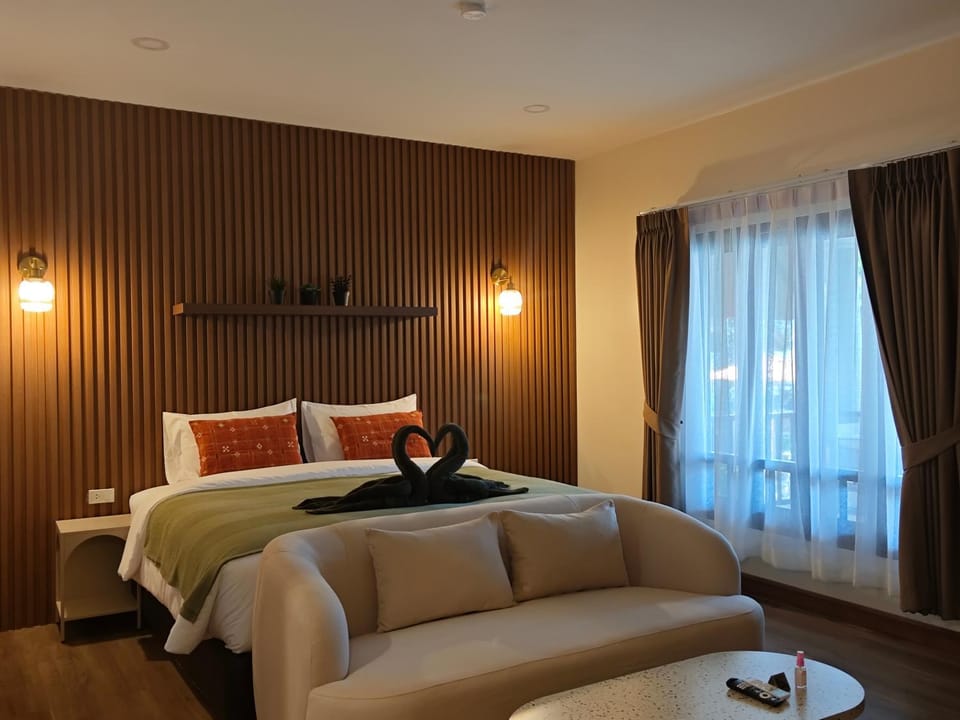 Bed, Photo of the whole room, Seating area, Bedroom