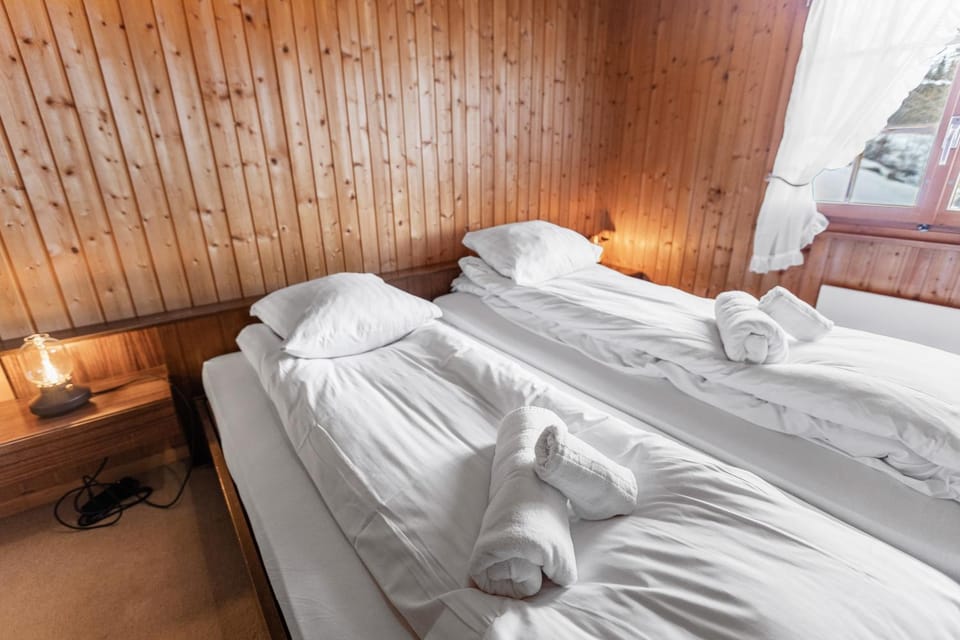 Bed, towels