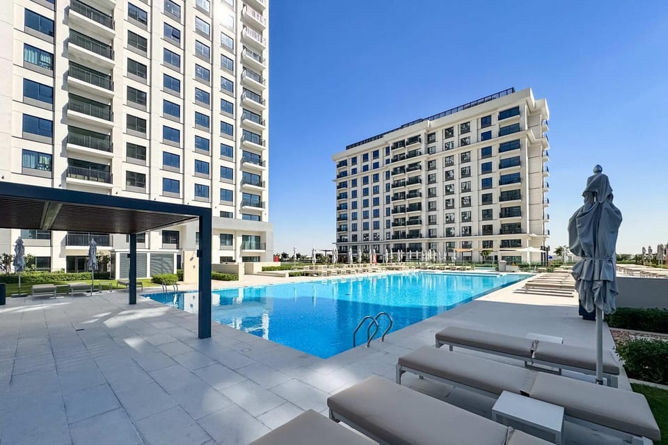 Property building, Day, Pool view, Swimming pool, Swimming pool, sunbed