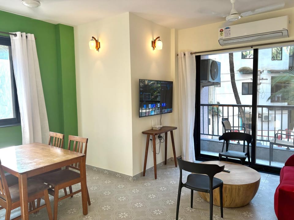 TV and multimedia, Living room, Seating area, Dining area