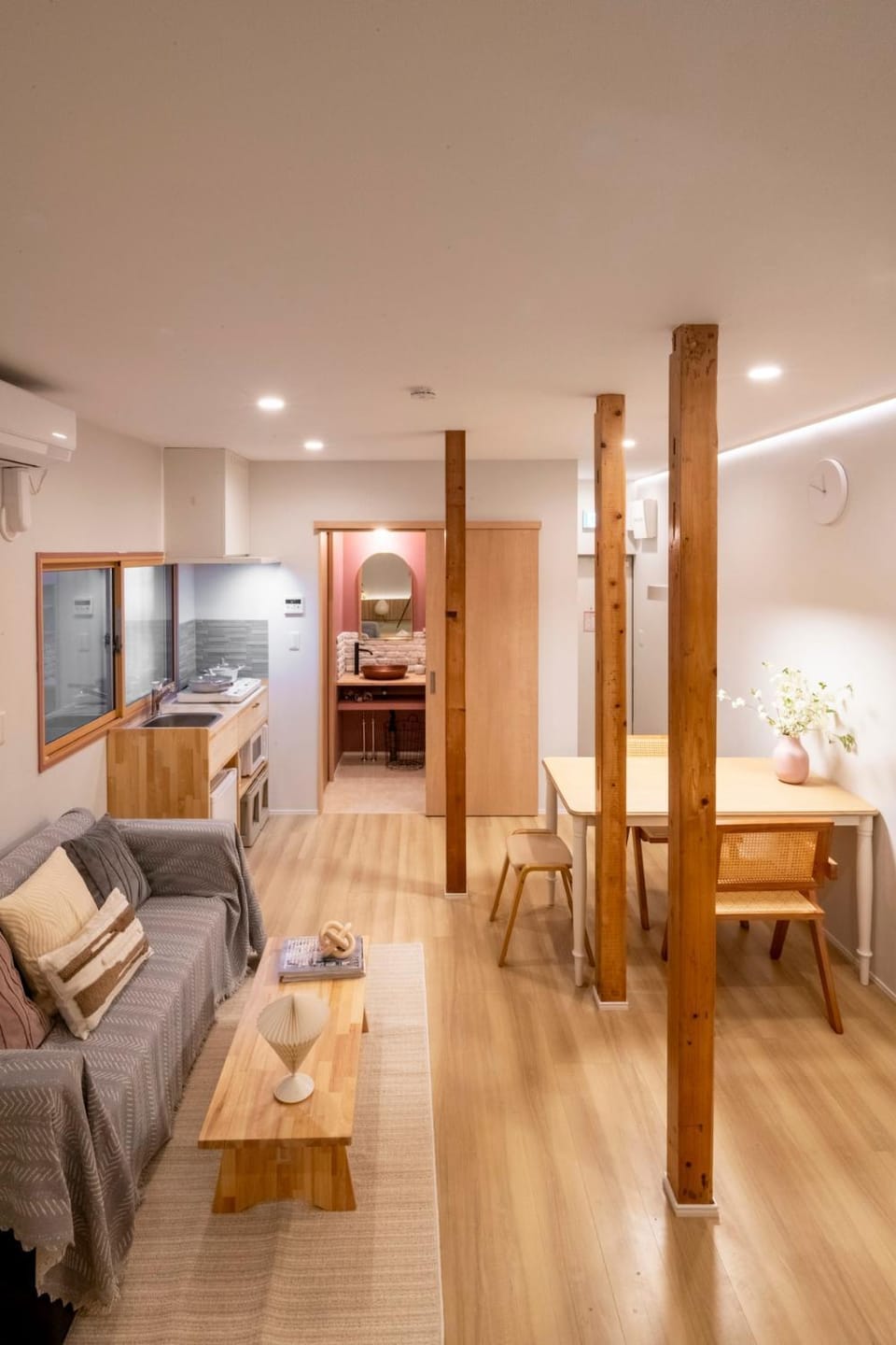 TV and multimedia, Living room, Photo of the whole room, Seating area, Dining area
