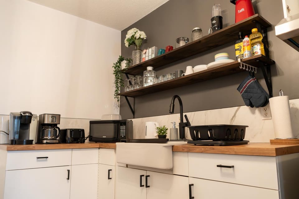 Coffee/tea facilities, Kitchen or kitchenette, stove, toaster
