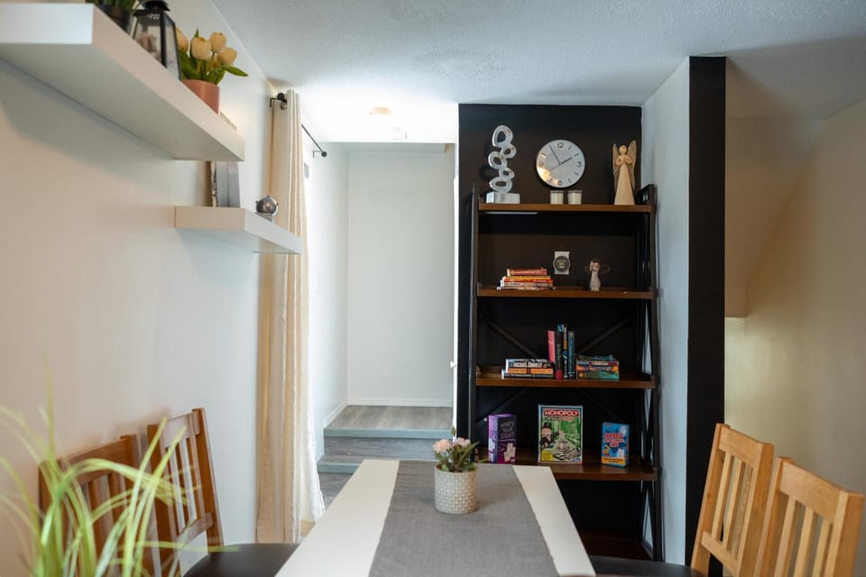 Game Room, Dining area