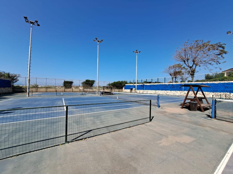 Day, Tennis court
