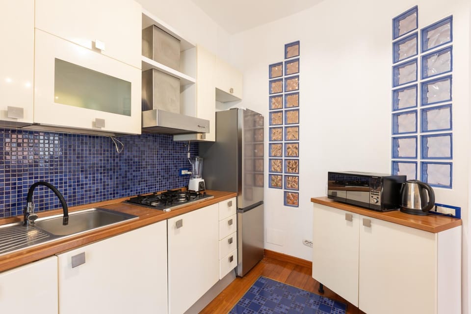 Coffee/tea facilities, Kitchen or kitchenette, stove