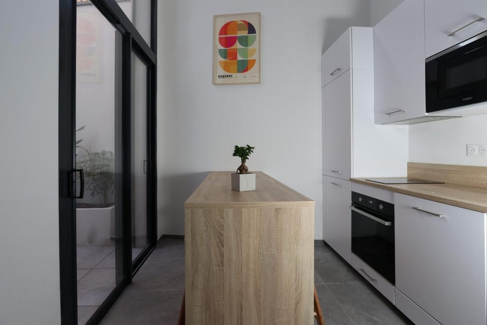 Kitchen or kitchenette, oven, stove