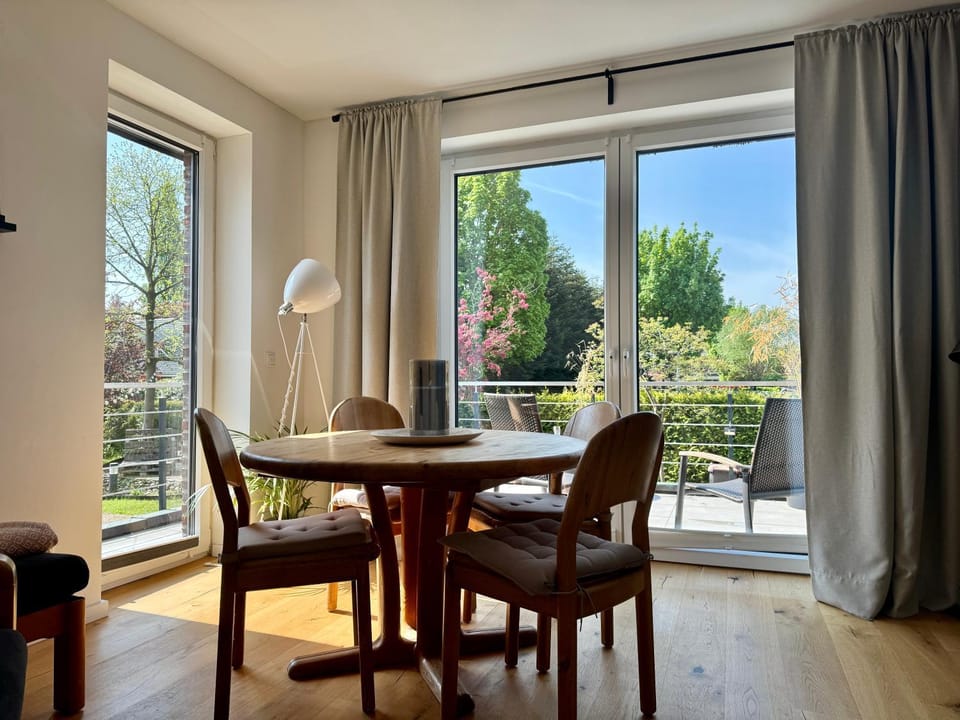 View (from property/room), Balcony/Terrace, Living room, Seating area, Dining area
