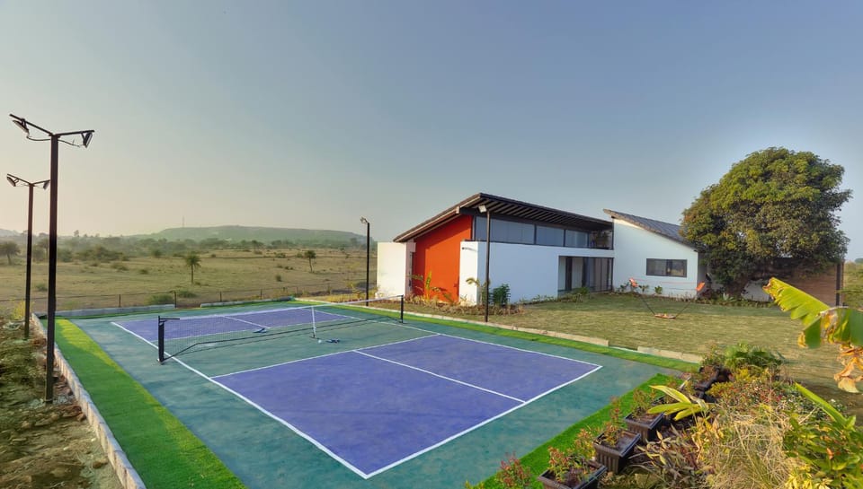 Day, Tennis court