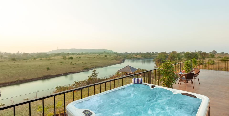 Day, Natural landscape, Hot Tub, River view, Swimming pool