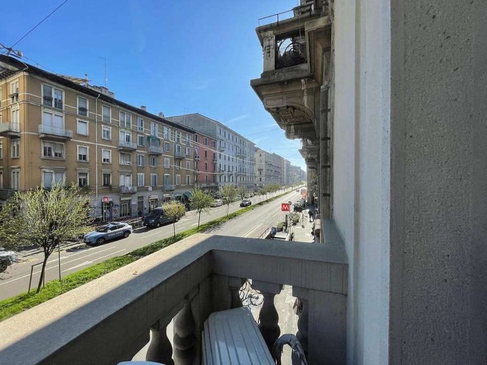 New one-bedroom apartment with terrace in the NoLo area, Metro 1 Rovereto stop Apartment in Milan