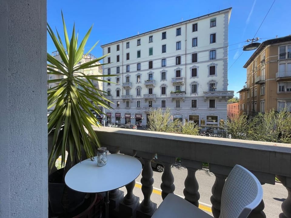 New one-bedroom apartment with terrace in the NoLo area, Metro 1 Rovereto stop Apartment in Milan